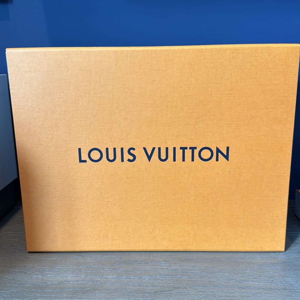 Louis Vuitton women’s Time Out Sneakers white size 37.5 - Picture 13 of 13